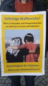 Demonstrantin mit Plakat, Frieden-für-Gaza-Demonstration, Schillerplatz, Stuttgart, 19.11.2023