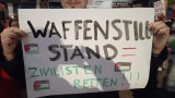 Teilnehmer mit Plakat, Frieden-für-Palästina-Demo, Stuttgart, 19.11.23