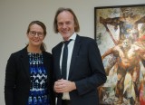 Ministerin Bettina Martin beglückwünscht Dr. Jörg-Uwe Neumann