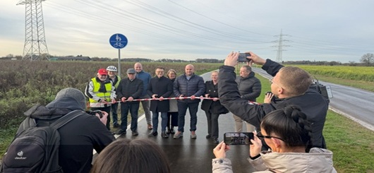 Bürgermeister Dirk Haarmann mit Ratsfraktionen, ADFC und Bauleitung