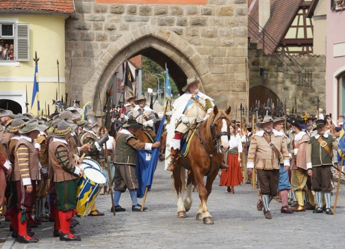 Die Schweden dringen in Dinkelsbühl ein durch das Wörnitztor ein.