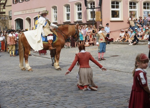 Lore bittet mit ihrer Kinderschar nach dem Einzug der Schweden um Gnade und wird erhört
